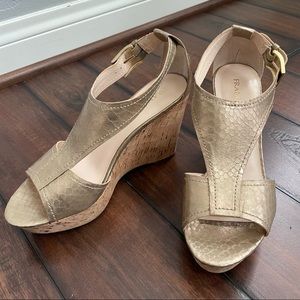 Gorgeous LIKE NEW Gold Wedge Sandals